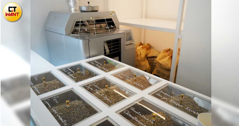 店內設有烘豆室，提供從「咖啡豆到咖啡」的一條龍服務。